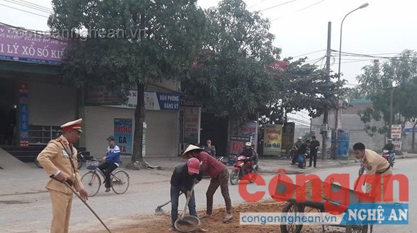 Hành động đẹp của tổ CSGT đã được người dân ghi lại rồi đăng tải trên mạng xã hội