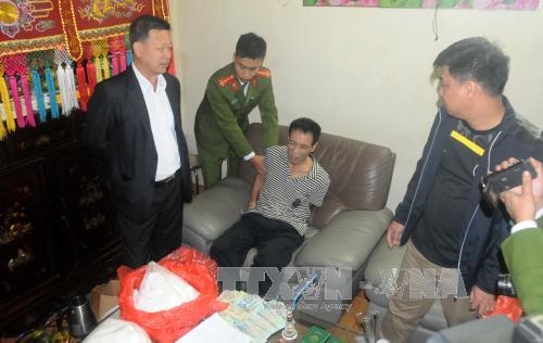 Cơ quan Công an thi hành lệnh bắt, khám xét khẩn cấp nơi ở của đối tượng Thạch Văn Hòa. Ảnh: Đào An - TTXVN