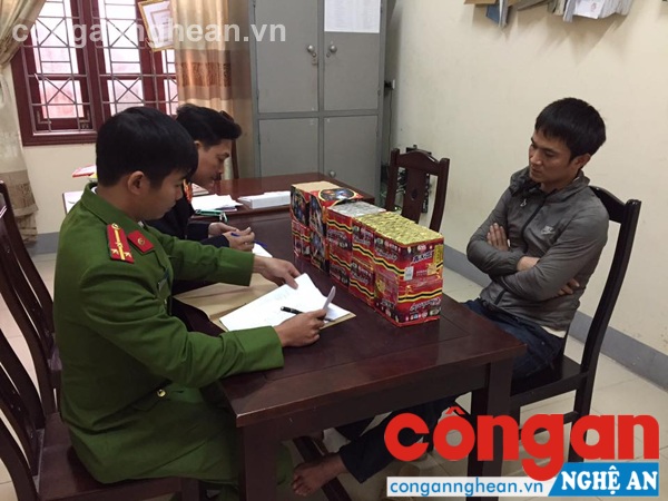 Đối tượng cùng tang vật tại cơ quan công an