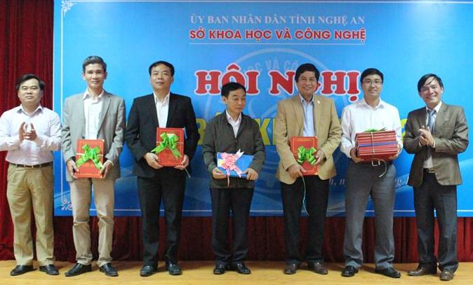 Bàn giao các đề tài, dự án nghiên cứu KHCN cho các sở, ngành