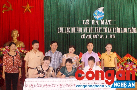 Hội Liên hiệp Phụ nữ huyện Quỳnh Lưu tổ chức cho các hội viên ký cam kết không vi phạm Luật Giao thông đường bộ