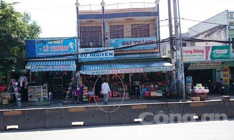 Tâm vào các quán tạp hóa đối diện quán cơm để xin tiền