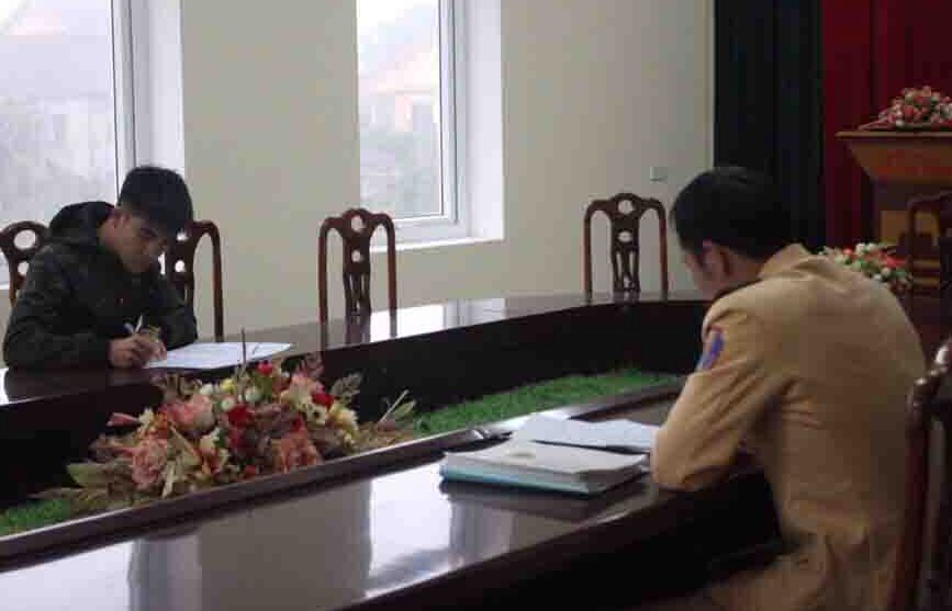 Cán bộ CSGT Công an tỉnh làm việc với tài xế Nguyễn Triều Dương