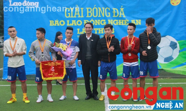 Trao giải nhì cho đội về nhì Á Đông
