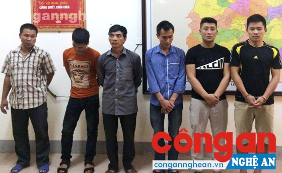  Các đối tượng đánh bạc bị Công an huyện Quỳ Hợp bắt giữ