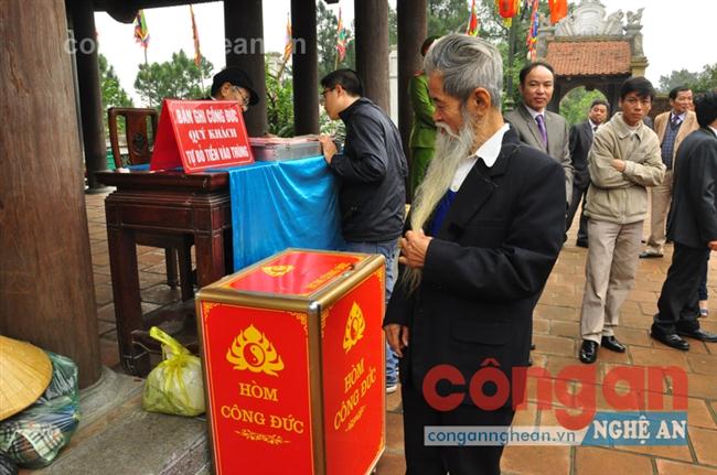 Người dân đóng công đức tại đền thờ Hoàng đế Quang Trung 
