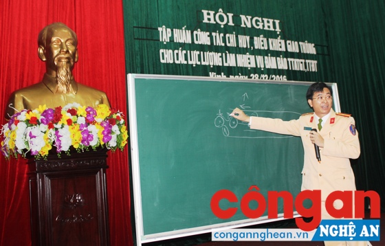 Cán bộ                  Đội CSGT Công an TP Vinh hướng dẫn cách bảo vệ hiện trường khi xảy ra tai nạn giao thông
