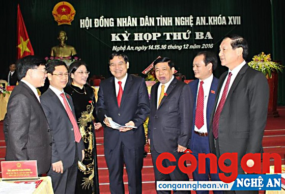  Các đại biểu trao đổi bên lề Kỳ họp thứ ba, HĐND tỉnh khóa XVII