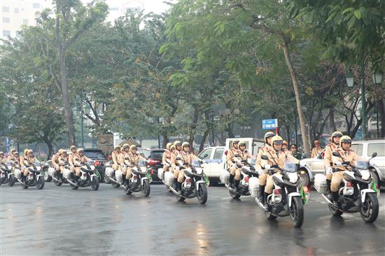 Diễu hành trên phố sau lễ phát động.