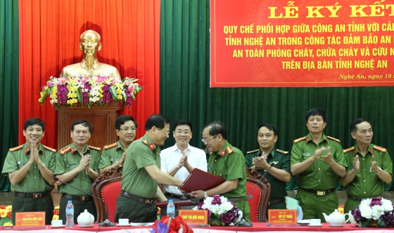 Giám đốc Công an tỉnh và Giám đốc Cảnh sát PC&CC Nghệ An ký kết quy chế phối hợp trong công tác đảm bảo ANTT và an toàn PCCC&CNCH