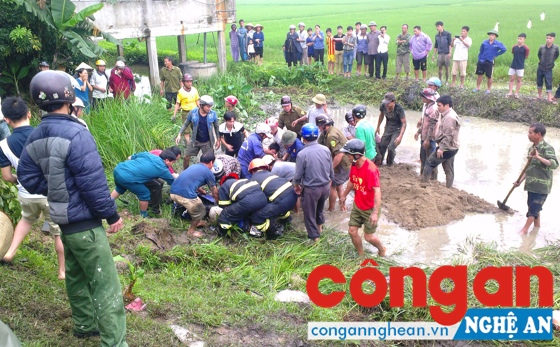 Lực lượng cứu nạn, cứu hộ phối hợp với các lực lượng trục vớt phương tiện bị tai nạn