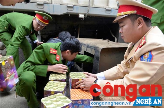 Pháo được cất giấu trong thùng xăng
