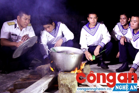 Nấu bánh chưng đón giao thừa trên đảo ở Trường Sa