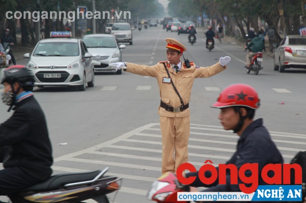 Đợt 1 huy động gần 300 cán bộ, chiến sĩ tham gia  đứng chốt, phân luồng giao thông tại các điểm tại trung tâm TP Vinh