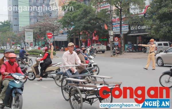 Lực lượng CSGT Công an TP Vinh phân luồng tại ngã 3 bến xe Vinh