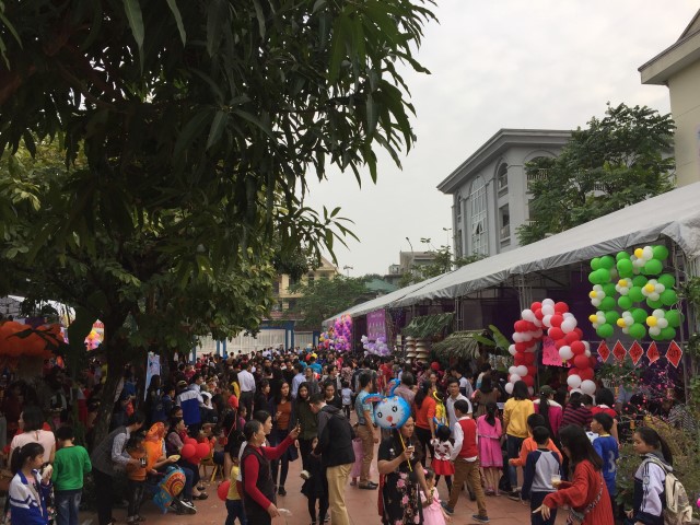 Rất đông phụ huynh, học sinh và người dân tham gia lễ hội