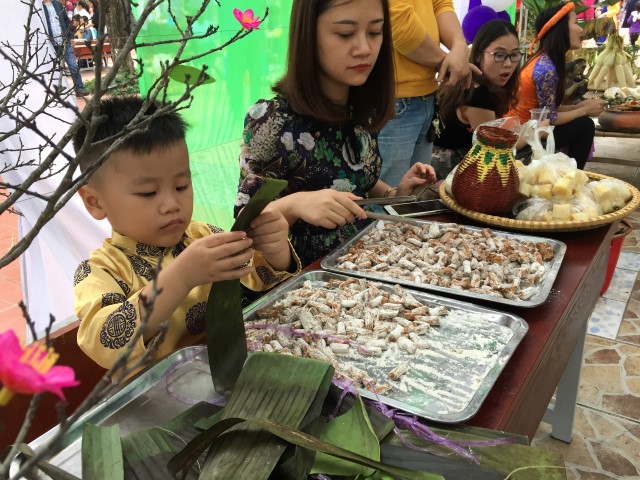 Bé trai cùng mẹ bán kẹo bột (còn gọi là kẹo củi) - loại kẹo phổ biến chợ quê ngày xưa mà bây giờ trẻ nhỏ thành phố rất ít được biết đến