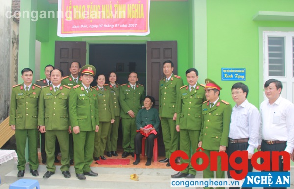 Đoàn chụp ảnh lưu niệm