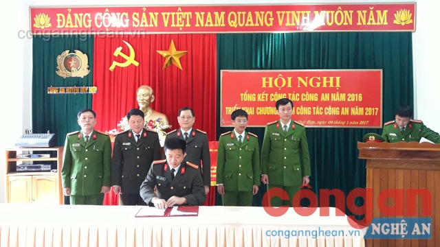 Đồng chí Giám đốc Công an tỉnh chứng kiến Lễ&nbsp;ký giao ước thi đua năm 2017