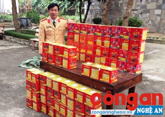  Tang vật pháo nổ bị Đội CSGT Công an huyện Nghi Lộc thu giữ