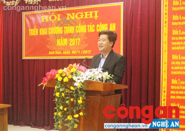 Thay mặt lãnh đạo &nbsp;Công an tỉnh và cấp ủy, chính quyền huyện Anh Sơn, các đồng chí Đại tá Nguyễn Tiến Dần và Nguyễn Hữu Sáng- Chủ tịch UBND huyện ghi nhận sự đóng góp của Công an huyện đối với nhiệm vụ bảo đảm ANCT, TTATXH, phục vụ sự phát triển của huyện và tỉnh
