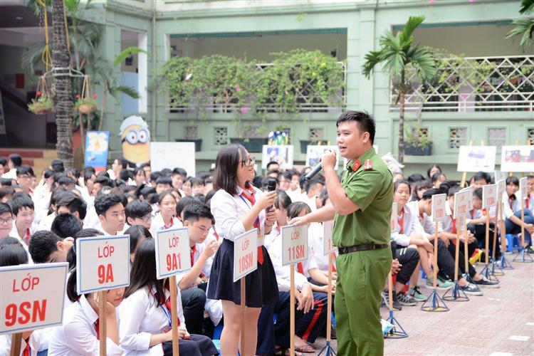 Cán bộ Công an tuyên truyền về công tác phòng, chống ma túy                            tại trường học