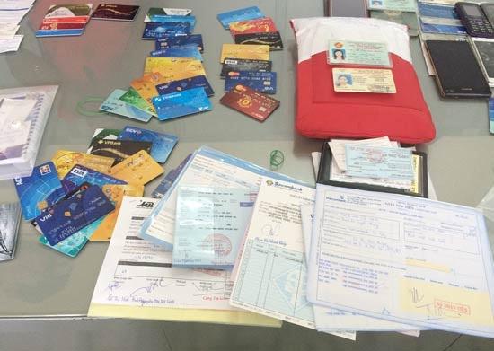 Các đối tượng lừa đảo sử dụng nhiều tài khoản ngân hàng đứng tên nhiều người khác nhau yêu cầu nạn nhân chuyển tiền vào để chiếm đoạt