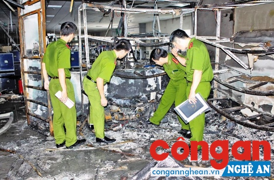 Lực lượng KTHS phối hợp khám nghiệm hiện trường một vụ cháy trên địa bàn