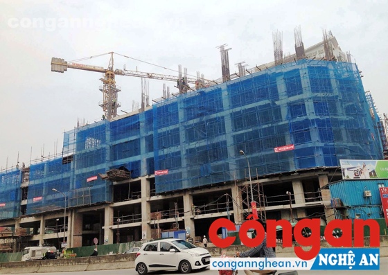 Dù quy định phải tháo dỡ trước ngày 3/1/2017 nhưng tại dự án của Công ty CP Tập đoàn T&T (số 1, Quang Trung), cần trục tháp vẫn hoạt động (ảnh chụp ngày 6/1)