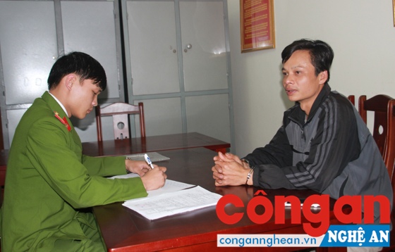 Cán bộ Công an lấy lời khai đối tượng truy nã đặc biệt nguy hiểm Vi Văn Thẩu