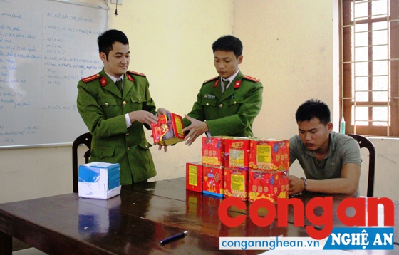 Trong thời gian qua, Công an Nghệ An đã đẩy mạnh tấn công, trấn áp tội phạm trên nhiều lĩnh vực (Ảnh trong bài: Công an huyện Hưng Nguyên bắt giữ đối tượng mua bán trái phép pháo nổ)