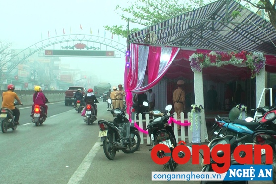 Công an huyện Quỳnh Lưu kiểm tra, xử phạt rạp cưới lấn chiếm vỉa hè dọc Quốc lộ 1A đoạn qua TT Cầu Giát