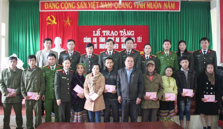 Lãnh đạo Công an tinh và lãnh đạo các phòng trao quà cho bà con tai xã cắm muộn