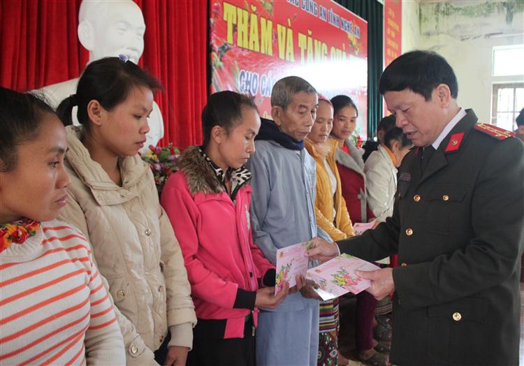Đại diện lãnh đạo Phòng tổ chức cán bộ trao quà cho các hộ nghèo