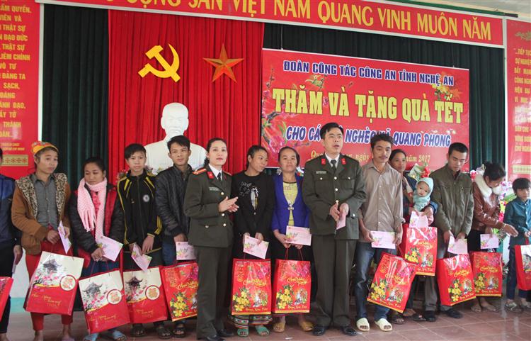 Lãnh đạo Phòng Hậu cần kỹ thuật trao quà cho bà con