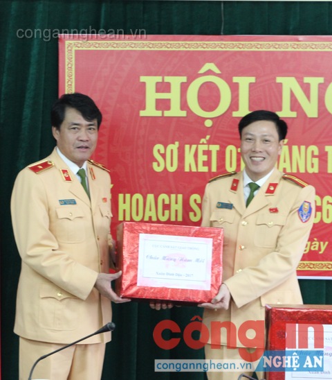 Thiếu tướng Nguyễn Hữu Dánh - Phó Cục trưởng, Cục CSGT&nbsp;chúc mừng năm mới Phòng CSGT Hà Tĩnh