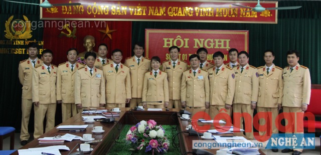 Các đại biểu chụp ảnh lưu niệm