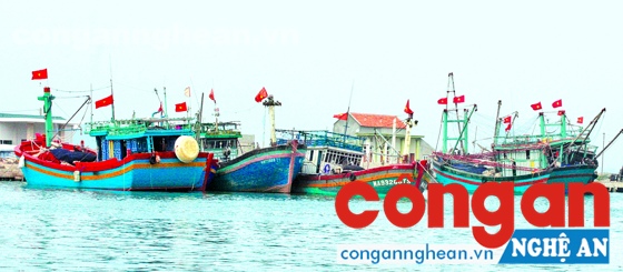 Những lá cờ Tổ quốc tung bay trên tàu thuyền của ngư dân đang neo đậu tại cảng Lạch Quèn, huyện Quỳnh Lưu