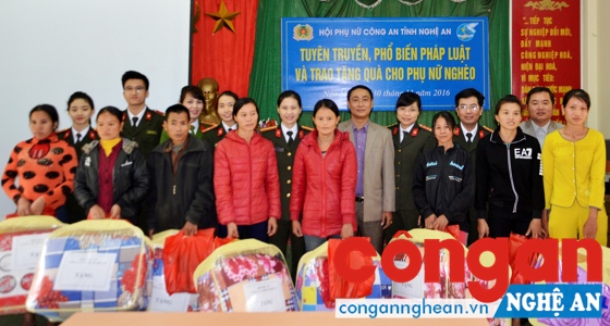 Hội Phụ nữ Công an Nghệ An tặng quà cho các gia đình có hoàn cảnh khó khăn tại xã Nga My, huyện Tương Dương - Ảnh: Anh Tuấn