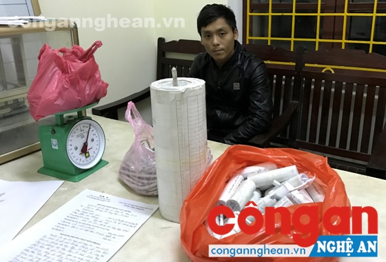 Đối tượng Lê Viết Lương cùng tang vật vụ án 