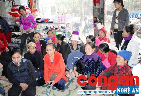 Dù đã được cảnh báo nhiều lần nhưng người dân xóm 10, xã Trù Sơn vẫn tham gia phường, hụi