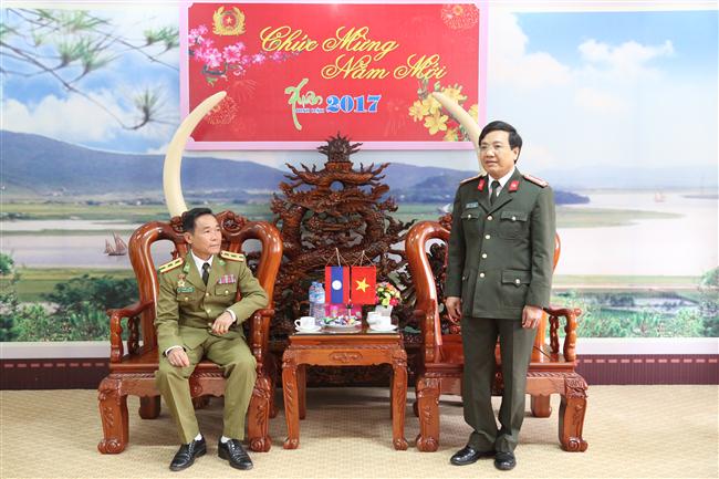 Đồng chí Đại tá Hồ Văn Tứ - Phó Giám đốc Công an tỉnhNghệ An trân trọng cảm ơn tình cảm sâu sắc nhất tới đoàn công tác của Công an tỉnh Hủa Phăn