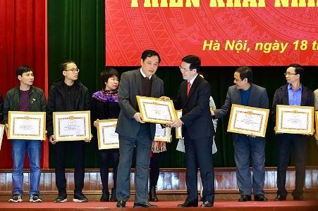 Trưởng Ban Tuyên giáo Trung ương Võ Văn Thưởng trao Bằng khen của Ban Tuyên giáo Trung ương cho Báo điện tử Chính phủ - Cổng Thông tin điện tử Chính phủ với Chuyên đề Khởi nghiệp-một trong số 20 tác phẩm, chuyên đề, chuyên mục báo chí tiêu biểu xuất sắc năm 