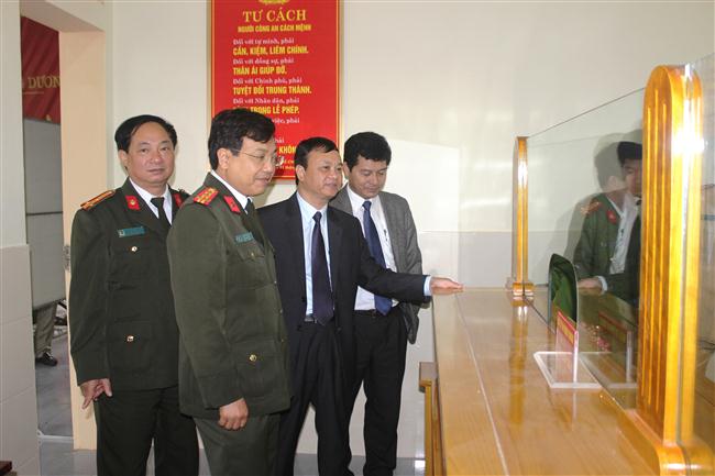 Đồng chí đại tá Hồ Văn Tứ và các đồng chí lãnh đạo Huyện ủy, Chủ tịch UBND huyện và lãnh đạo Công an huyện Tương dương kiểm tra nơi làm việc tại Bộ phận một cửa  