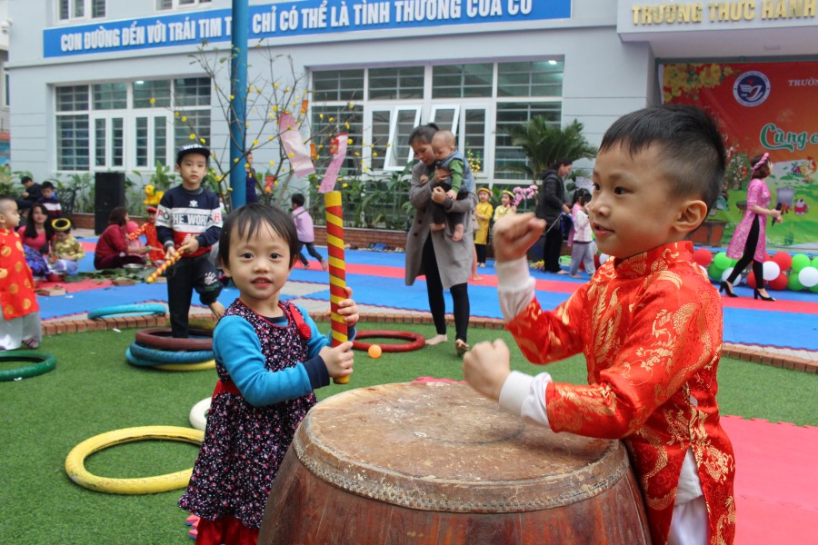 Có bé hào hứng với trò đánh trống