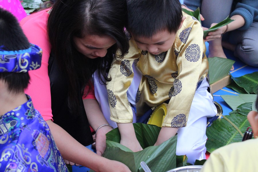 2 mẹ con hì hục tạo lá thành khuôn