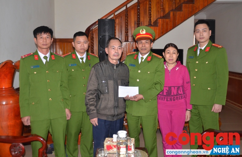 Đại diện lãnh đạo Phòng CSĐTTP về ma túy Công an tỉnh tao quà cho gia đình Đồng chí Phan Duy Quỳ, nguyên cán bộ đội ma túy Công an huyện Hưng Nguyên