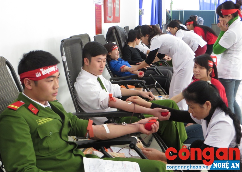 Đoàn viên, thanh niên Công an tỉnh tích cực hưởng ứng chương trình “Giọt hồng Xứ Nghệ”