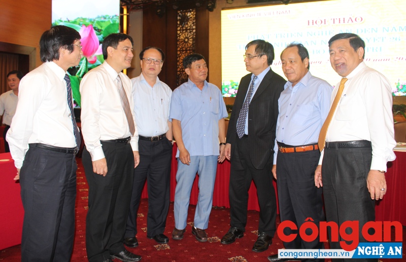 Lãnh đạo Trung ương và tỉnh Nghệ An trao đổi tại Hội nghị tổng kết 3 năm thực hiện Nghị quyết 26