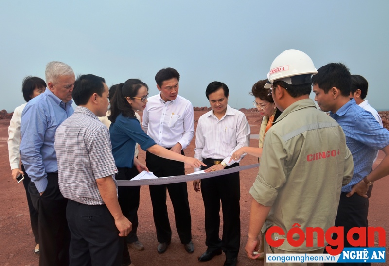 Lãnh đạo Công ty Hemaraj tìm hiểu về khả năng tiếp nhận tàu của cảng nước sâu ở Nghi Thiết